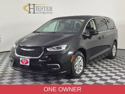 Used 2024 Chrysler Pacifica Touring-L FWD image 4