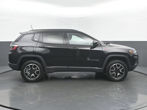 Used 2025 Jeep Compass Trailhawk w/ Sun & Sound Group AWD/4WD image 2