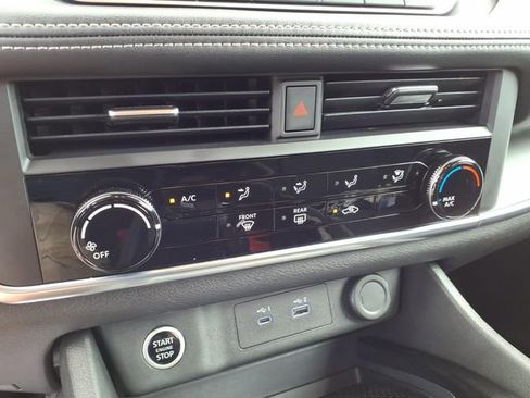 Used 2023 Nissan Rogue S image 19