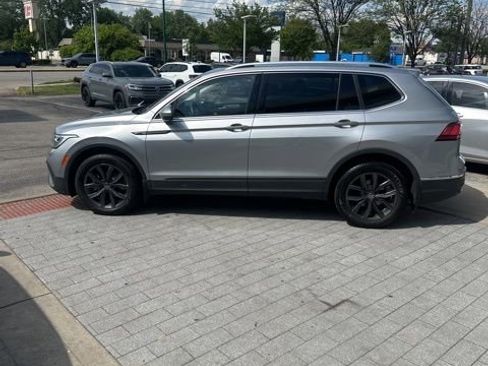 Used 2022 Volkswagen Tiguan SE FWD image 11