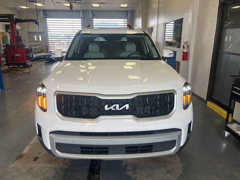 Used 2024 Kia Telluride EX w/ EX Captain's Chair Package AWD/4WD image 11