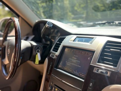 Used 2013 Cadillac Escalade ESV Premium image 18