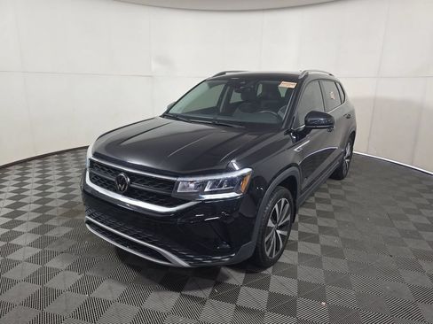 Used 2024 Volkswagen Taos SE FWD image 2