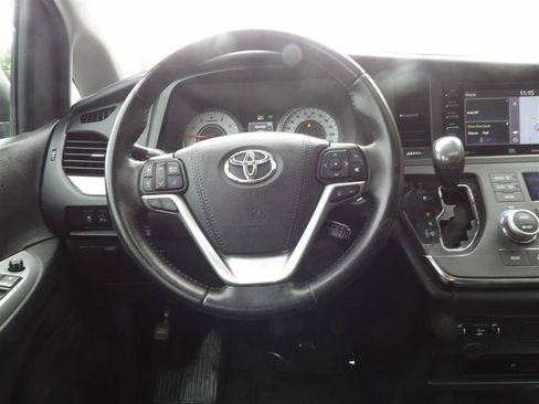 Used 2019 Toyota Sienna SE Premium FWD image 21