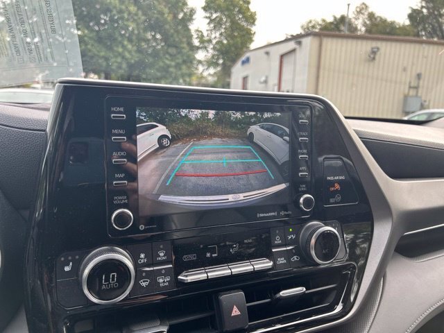 Used 2020 Toyota Highlander XLE AWD/4WD image 11