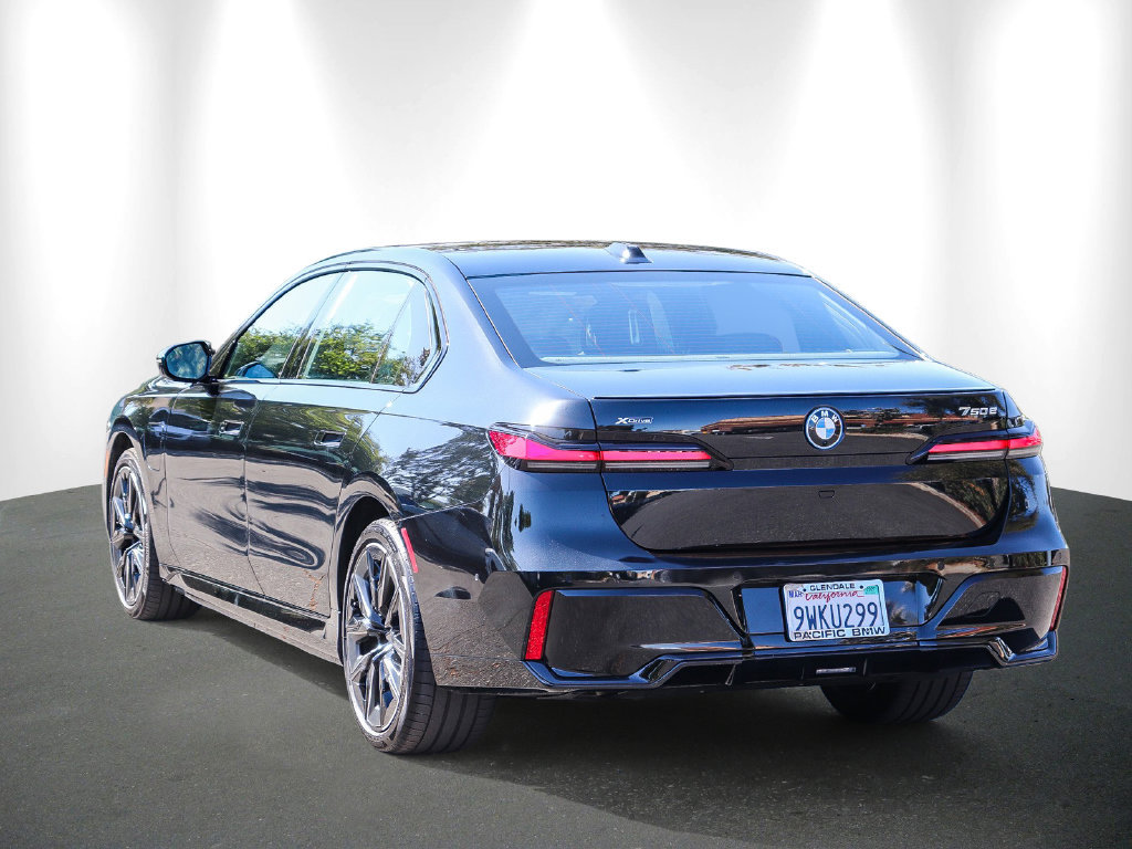 Used 2026 BMW 750e xDrive w/ Premium Package AWD/4WD image 4