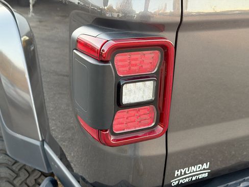 Used 2021 Jeep Gladiator Willys image 10