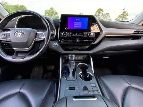 Used 2023 Toyota Highlander XLE image 15