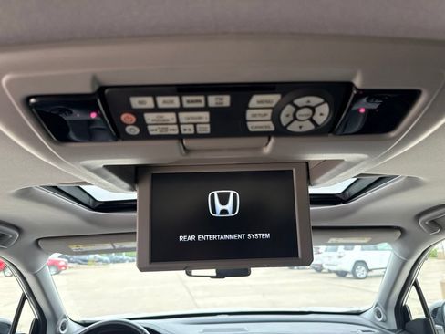 Used 2018 Honda Pilot Touring image 11