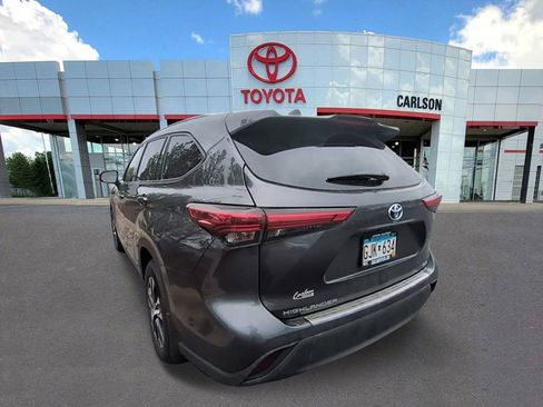 Used 2021 Toyota Highlander XLE AWD/4WD image 2