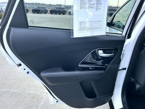 Used 2022 Kia Niro LXS image 18