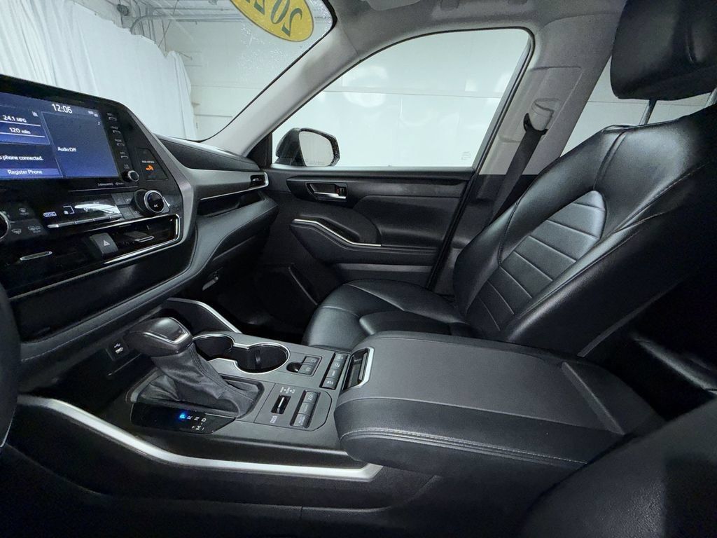 Used 2022 Toyota Highlander XLE AWD/4WD image 7