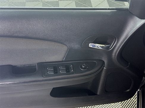 Used 2013 Dodge Avenger SE image 23