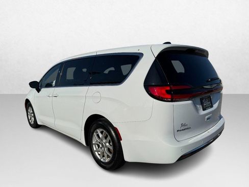 Used 2025 Chrysler Pacifica Select image 7