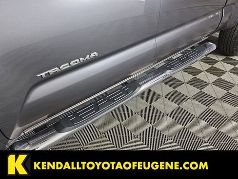 Used 2017 Toyota Tacoma TRD Sport image 9