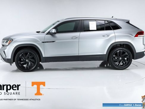 Used 2023 Volkswagen Atlas Cross Sport SE w/ Panoramic Sunroof Package FWD image 2