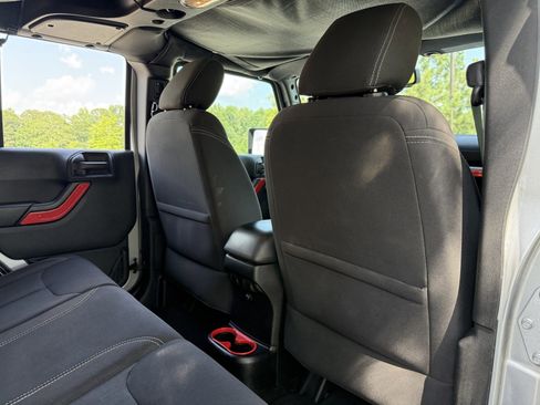 Used 2016 Jeep Wrangler Unlimited Sahara image 33