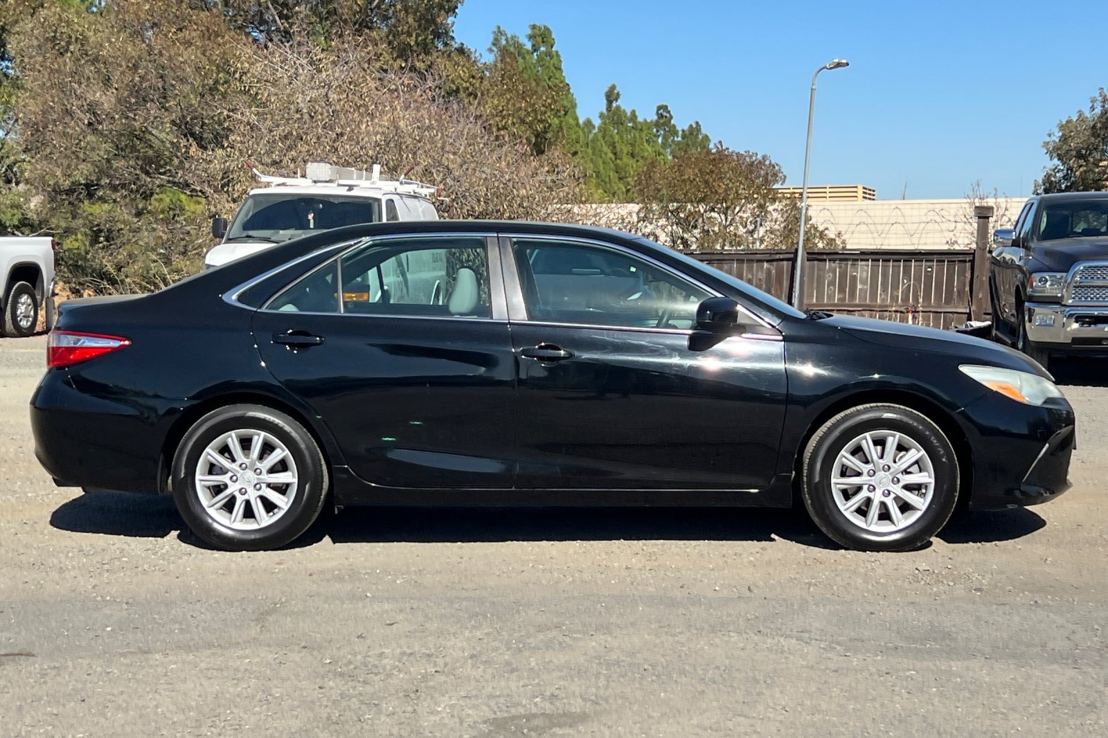 Used 2016 Toyota Camry LE FWD image 3