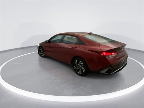 Used 2025 Hyundai Elantra Sport image 2