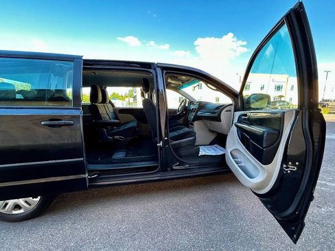 Used 2016 Dodge Grand Caravan image 28