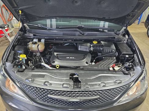 Used 2018 Chrysler Pacifica Touring Plus w/ S Appearance Package FWD image 32