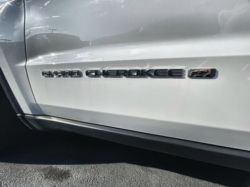 Used 2022 Jeep Grand Cherokee Limited w/ Trailer Tow Group IV image 31