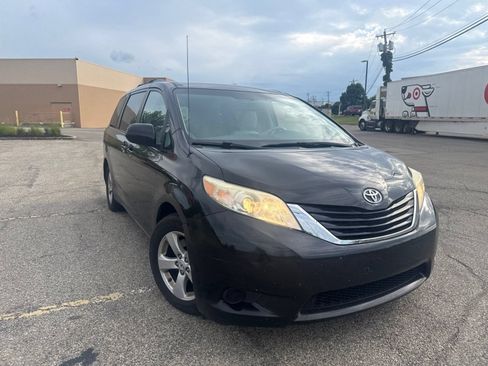 Used 2012 Toyota Sienna LE w/ Towing Pkg FWD image 18