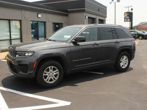Used 2022 Jeep Grand Cherokee Laredo w/ Luxury Tech Group I AWD/4WD image 1