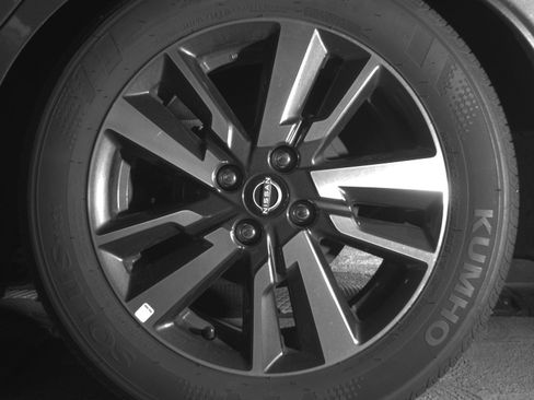 Used 2025 Nissan Versa SV image 14