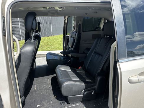 Used 2016 Chrysler Town & Country Touring FWD image 5