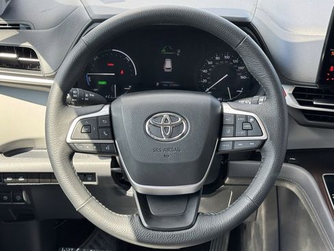 Used 2024 Toyota Sienna XLE image 7