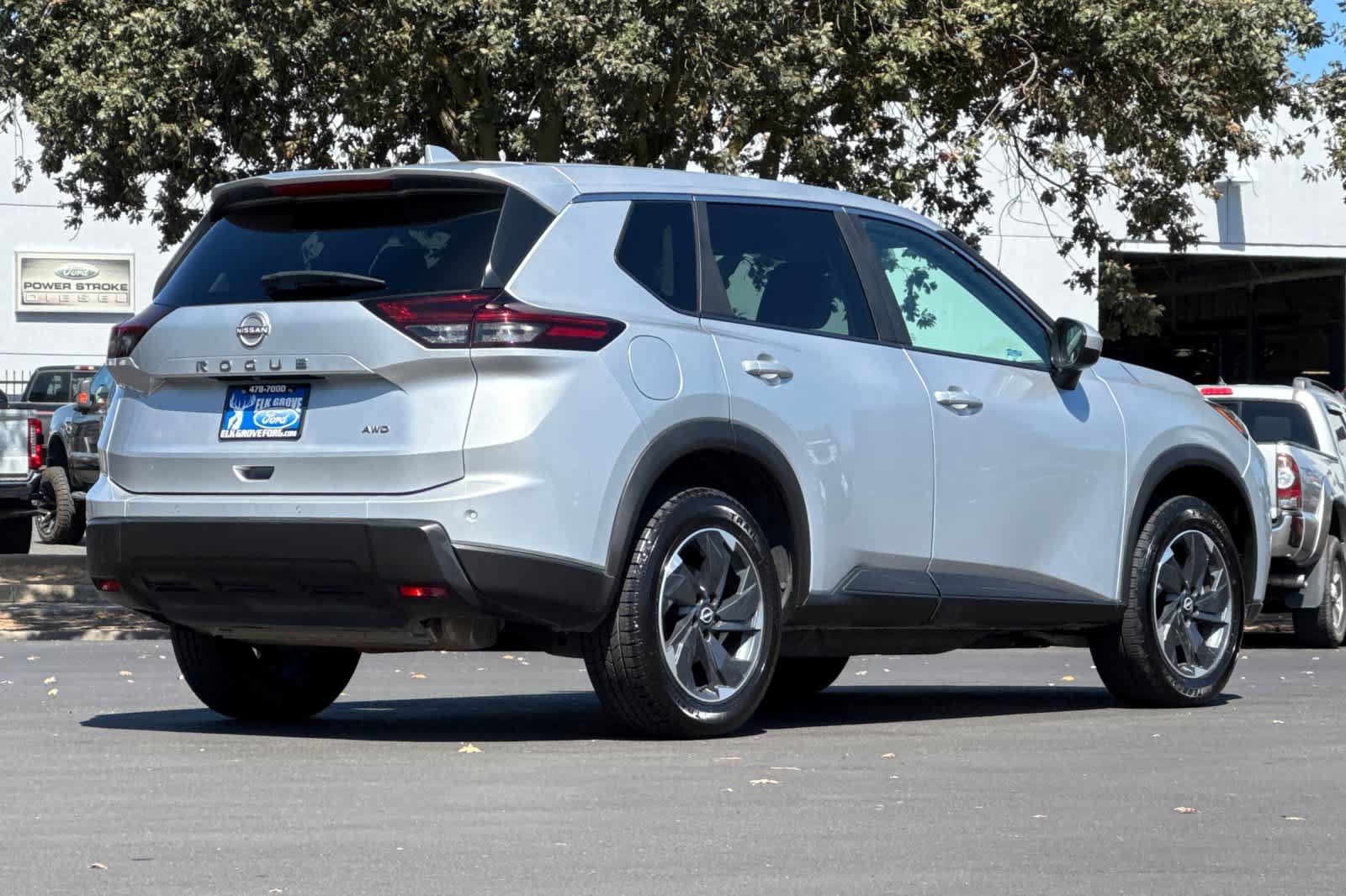 Used 2025 Nissan Rogue SV AWD/4WD image 2