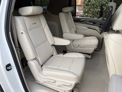 Used 2024 Cadillac Escalade ESV Premium Luxury Platinum image 40