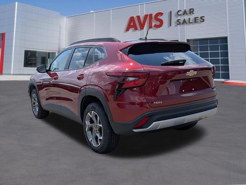 Used 2025 Chevrolet Trax LT w/ LT Convenience Package FWD image 9