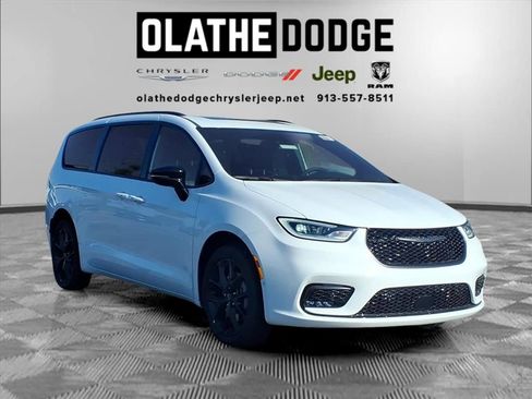 New 2026 Chrysler Pacifica Limited w/ S Appearance Package image 9