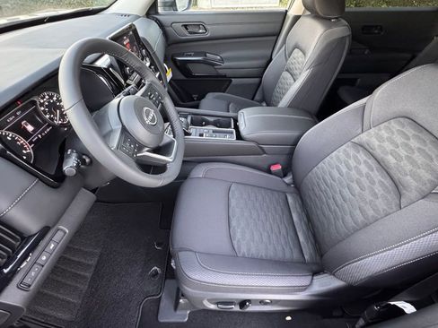 New 2025 Nissan Pathfinder SV image 9