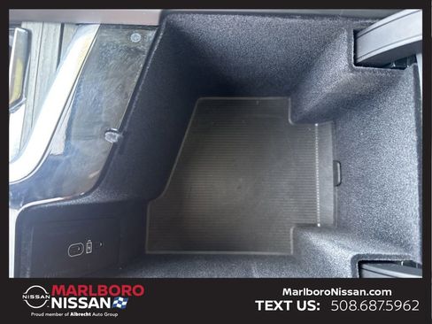 Used 2025 Volvo XC60 B5 Plus w/ Climate Package image 33