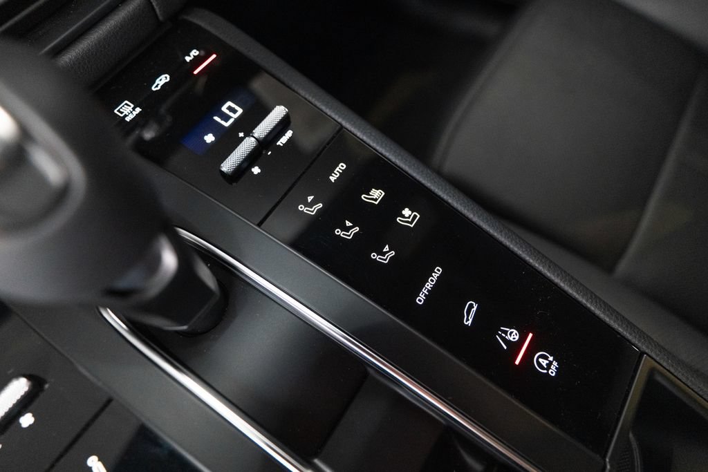 Certified 2025 Porsche Macan AWD/4WD image 25