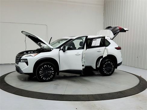 Used 2025 Nissan Rogue SL w/ Tech Package image 11