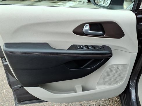 Used 2017 Chrysler Pacifica Touring image 12