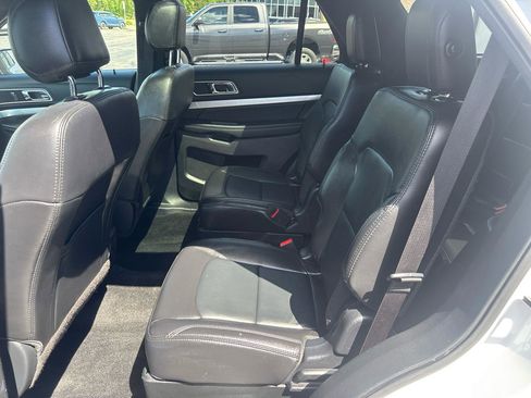 Used 2017 Ford Explorer XLT w/ Equipment Group 202A AWD/4WD image 29