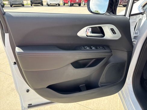 Used 2026 Chrysler Pacifica Limited FWD image 14