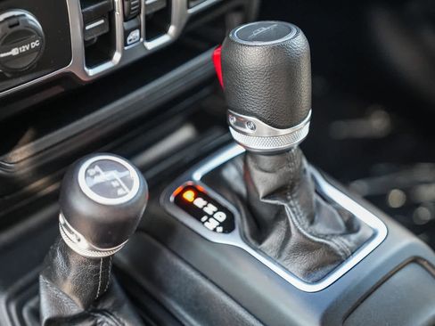 Used 2023 Jeep Gladiator Sport image 18