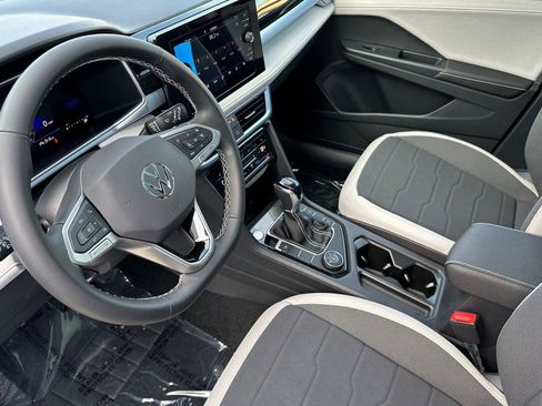 New 2026 Volkswagen Taos SE image 9