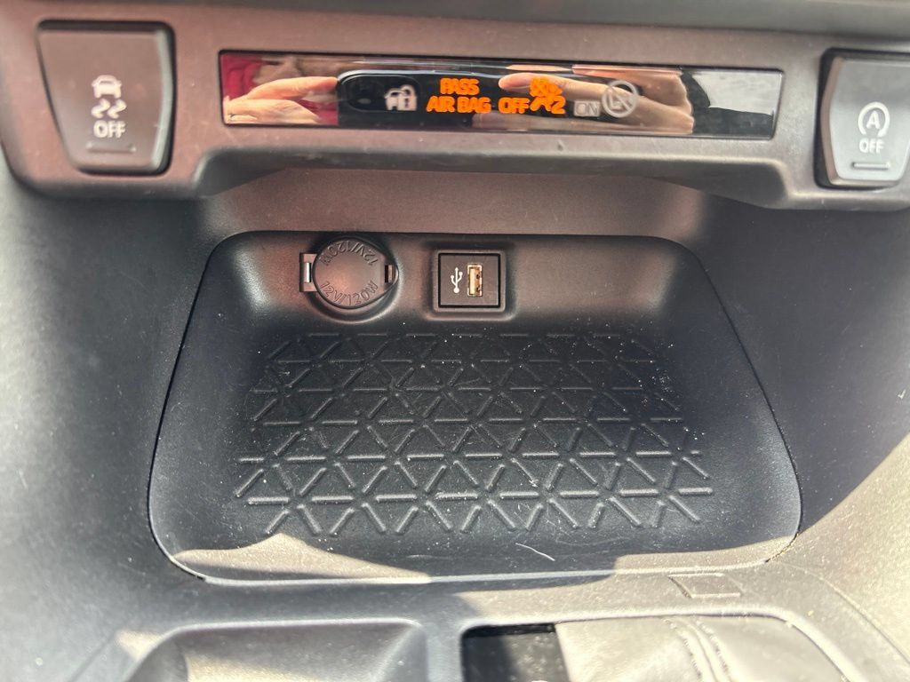 Used 2025 Toyota RAV4 XLE FWD image 42