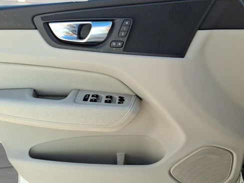 Used 2022 Volvo XC60 B5 Momentum image 18
