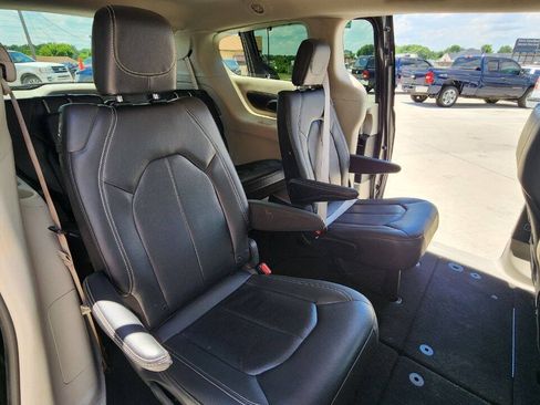 Used 2022 Chrysler Pacifica Touring-L FWD image 22