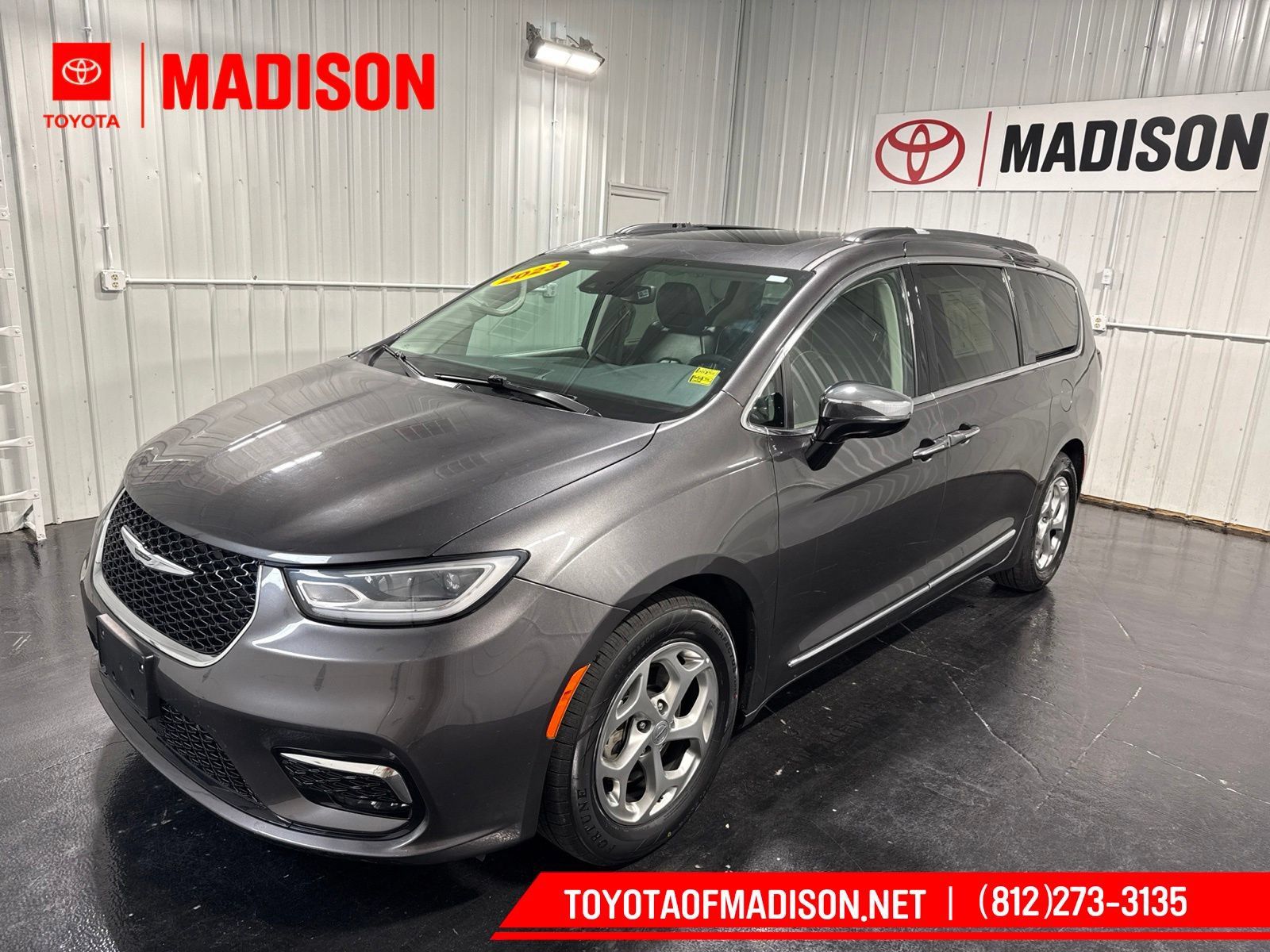 Used 2023 Chrysler Pacifica Limited FWD image 1