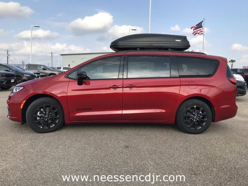 New 2025 Chrysler Pacifica Select w/ Fav Edition Package image 4