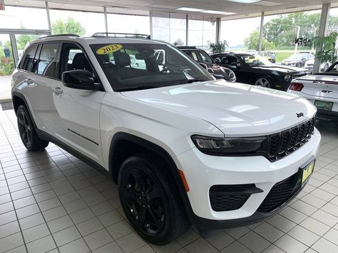 Used 2023 Jeep Grand Cherokee Altitude AWD/4WD image 23